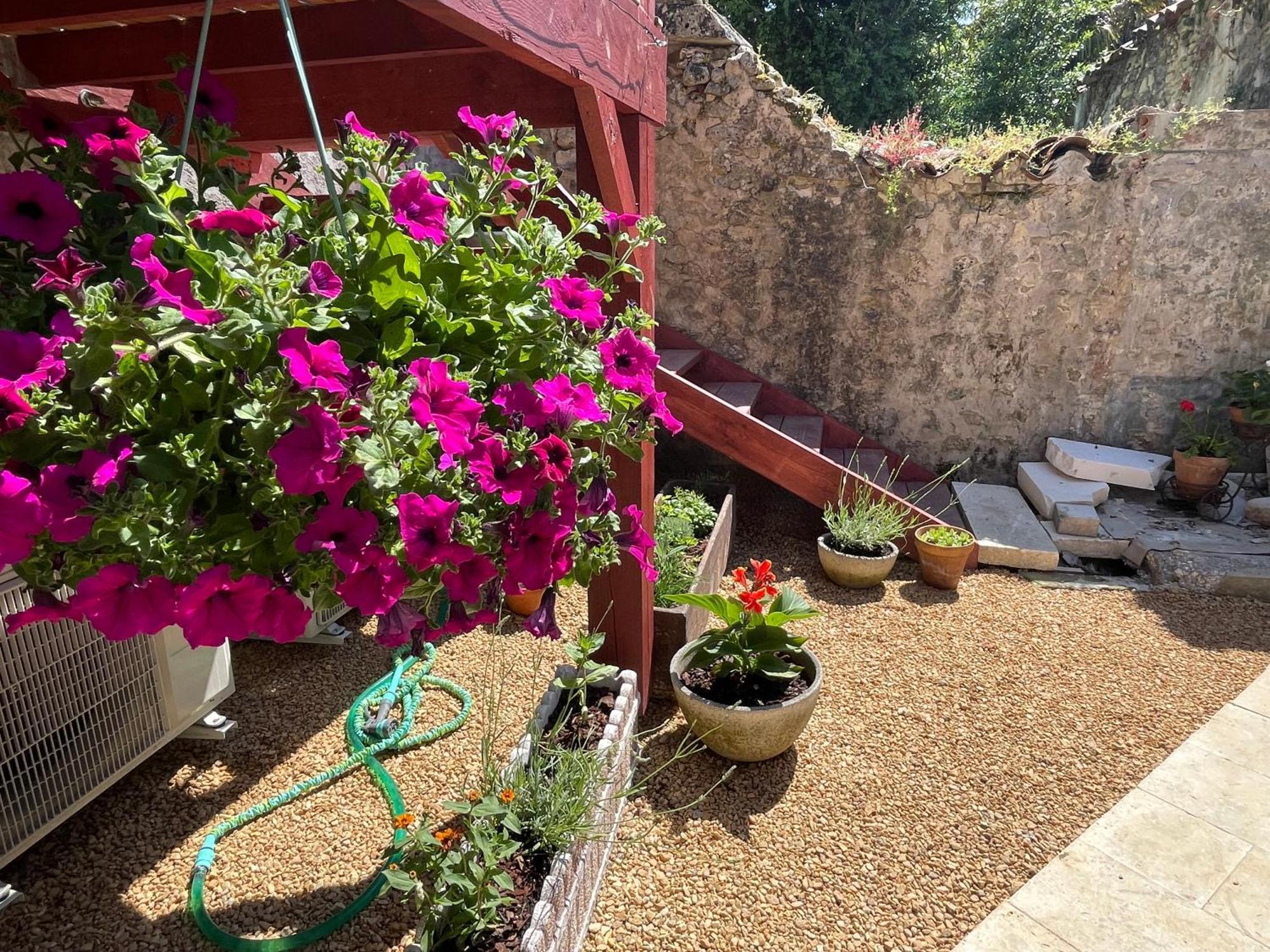 Au Pied Du Chateau Bourdeilles Exteriér fotografie
