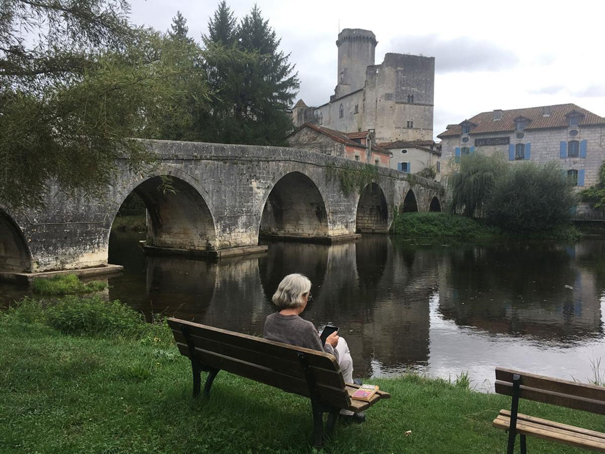 Au Pied Du Chateau Bourdeilles Exteriér fotografie
